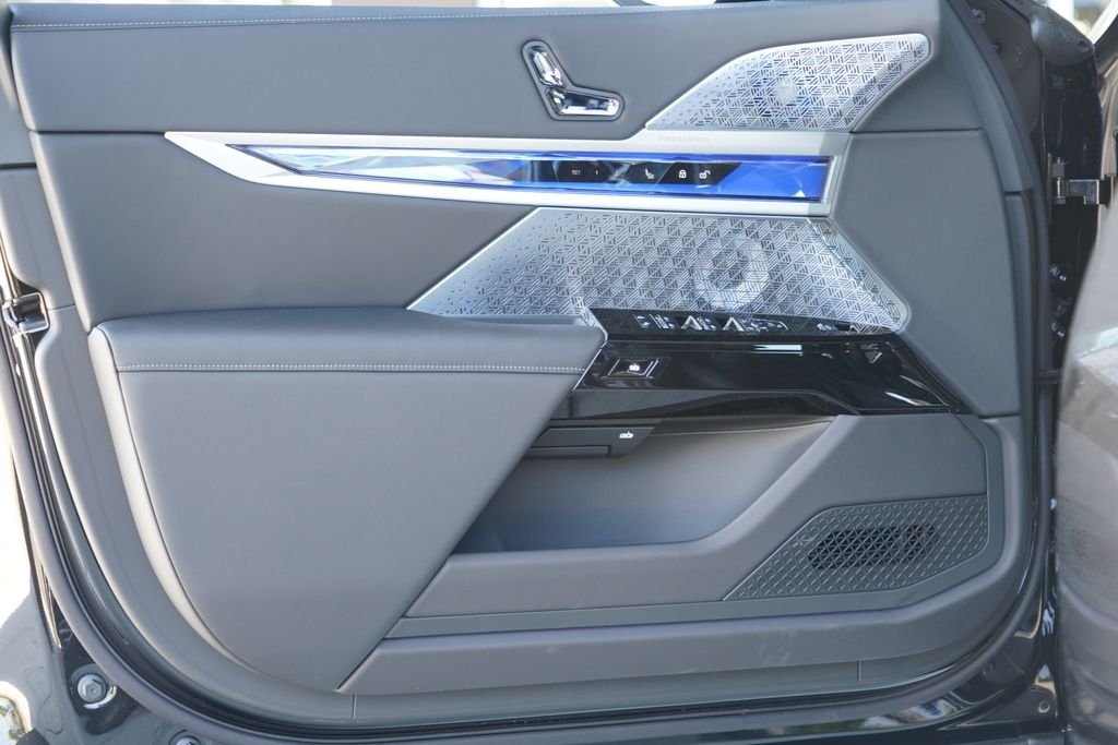 New 2026 Black Sapphire Metallic BMW M70 image 9