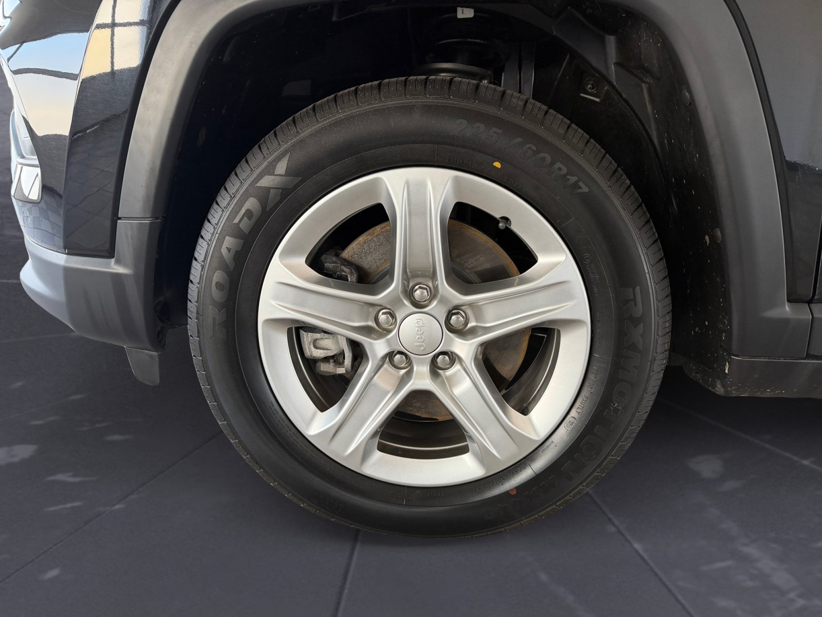Used 2023 Diamond Black Crystal Pearlcoat Jeep Latitude image 43