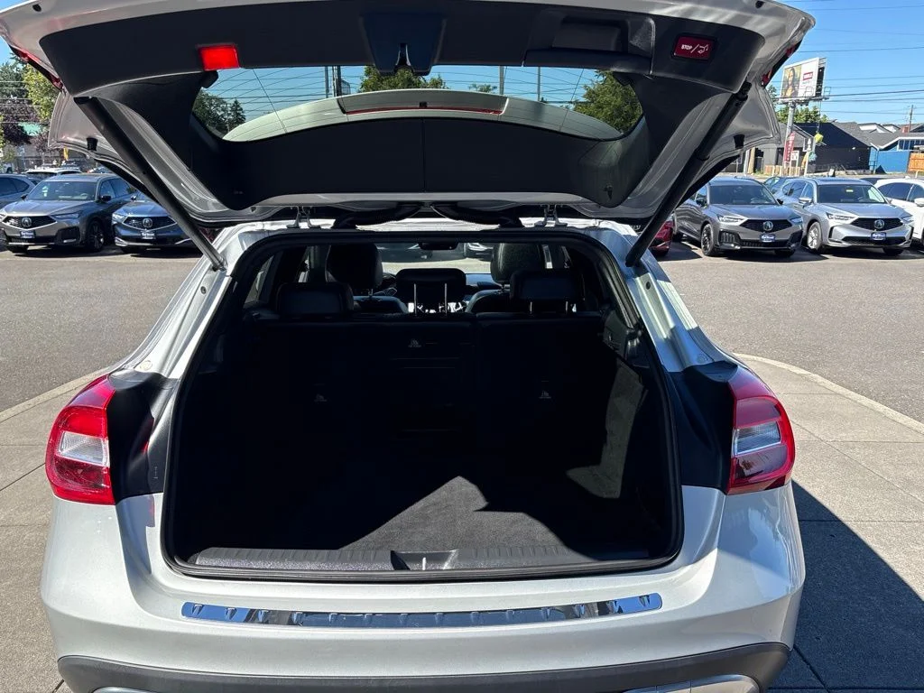 Used 2018 Silver Mercedes-Benz GLA 250 image 8