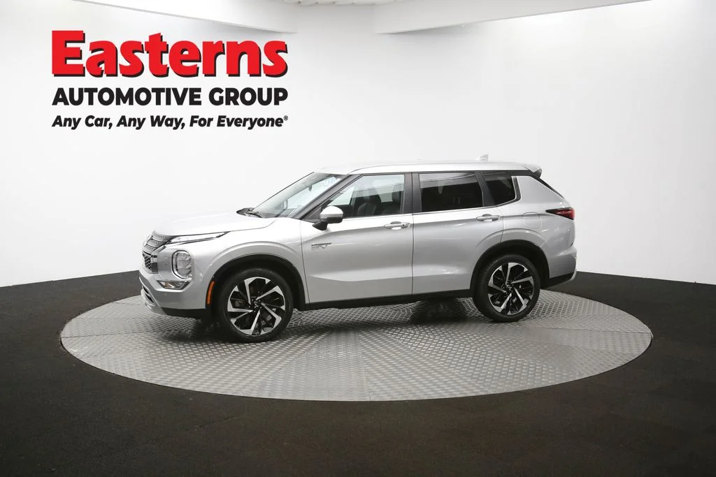 Used 2023 Silver Mitsubishi SE image 56