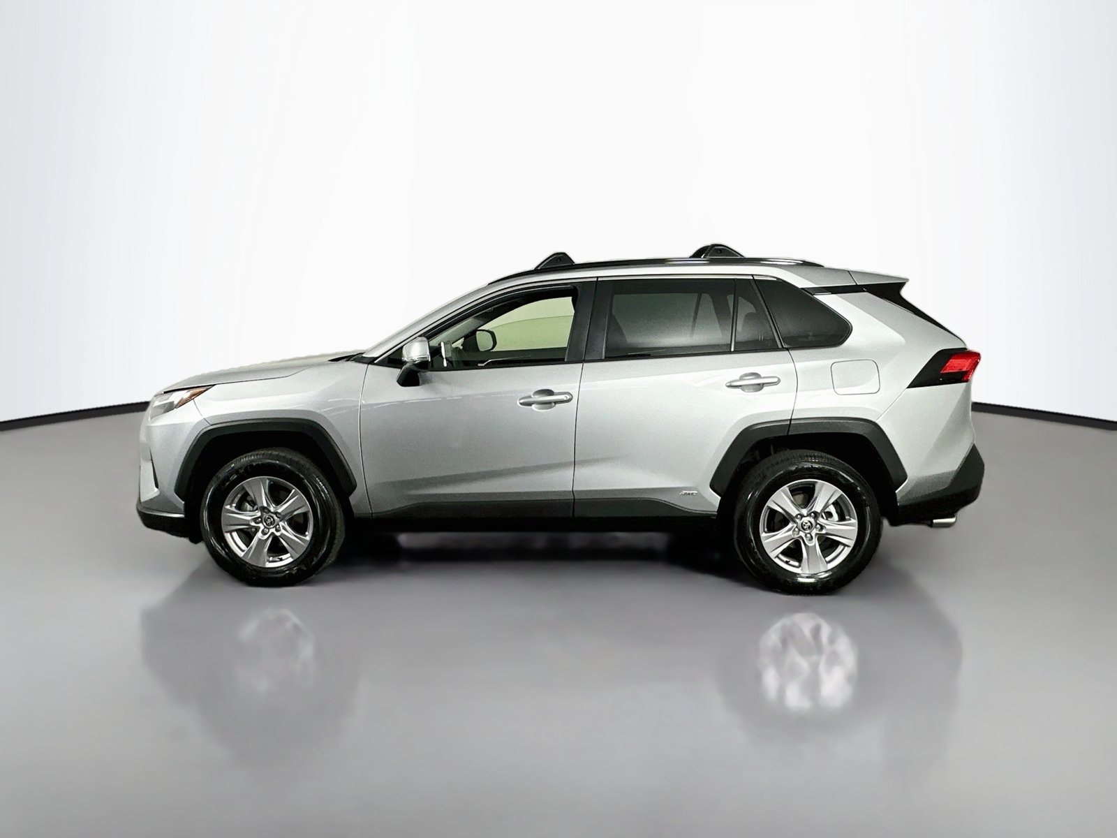 Used 2025 Silver Sky Metallic Toyota XLE image 4