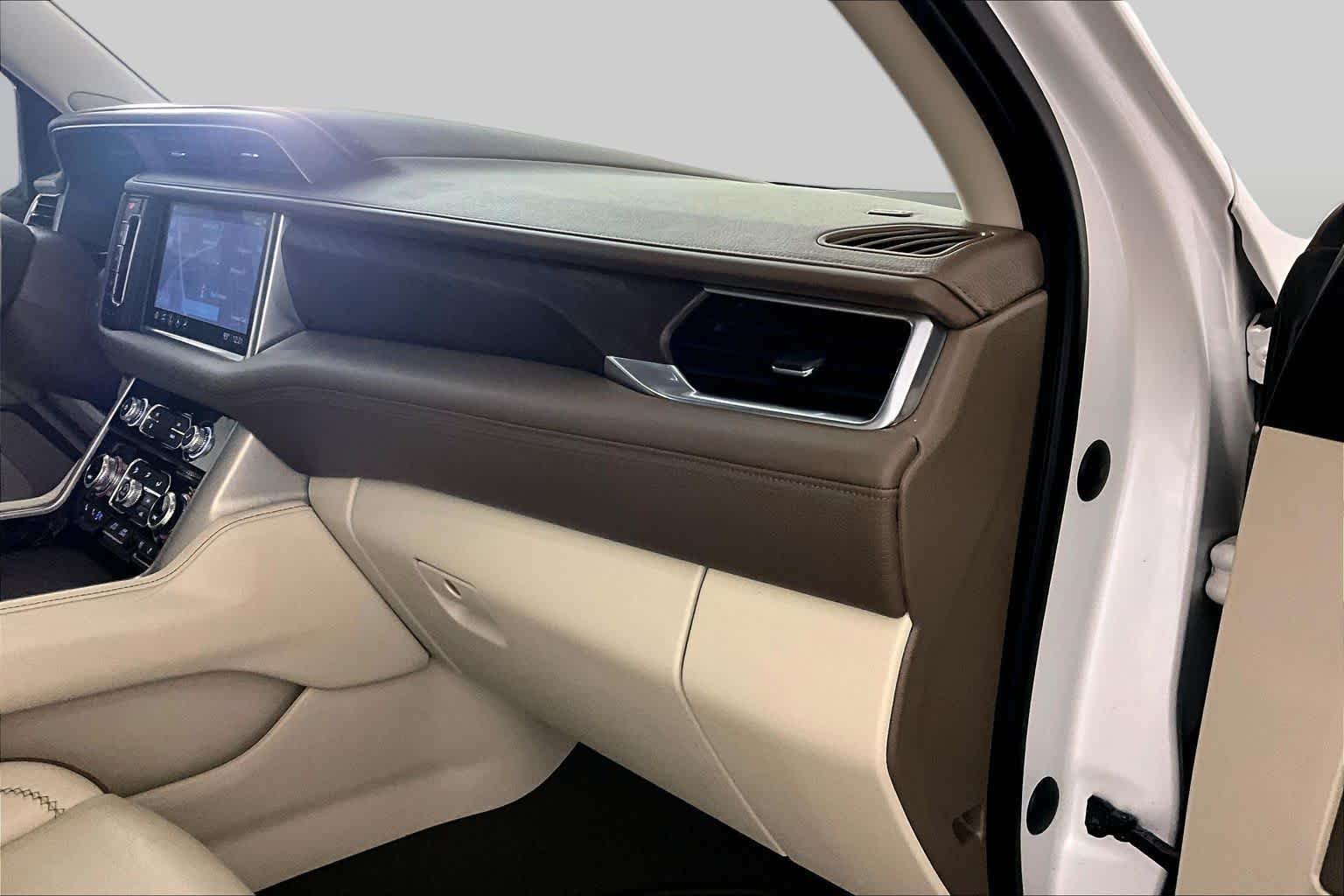 Used 2021 White Frost Tricoat GMC Denali image 17