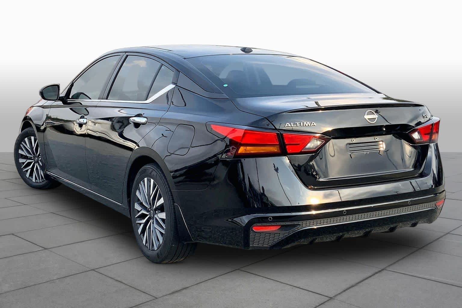 Used 2024 Super Black Nissan 2.5 SV image 11