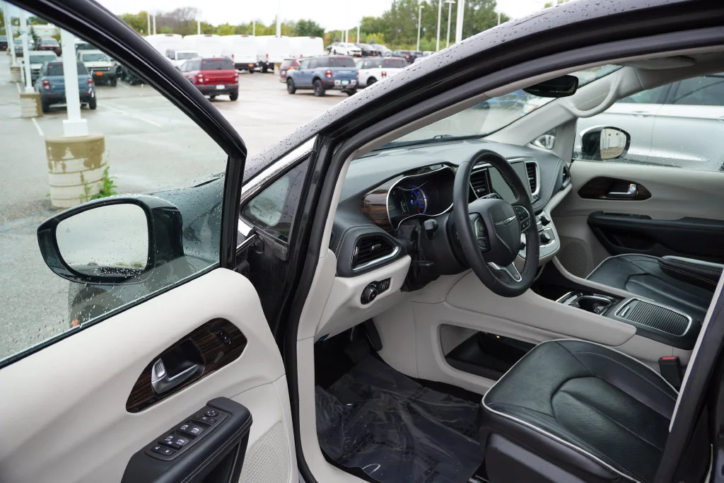 Used 2023 Brilliant Black Crystal Pearlcoat Chrysler Limited image 15