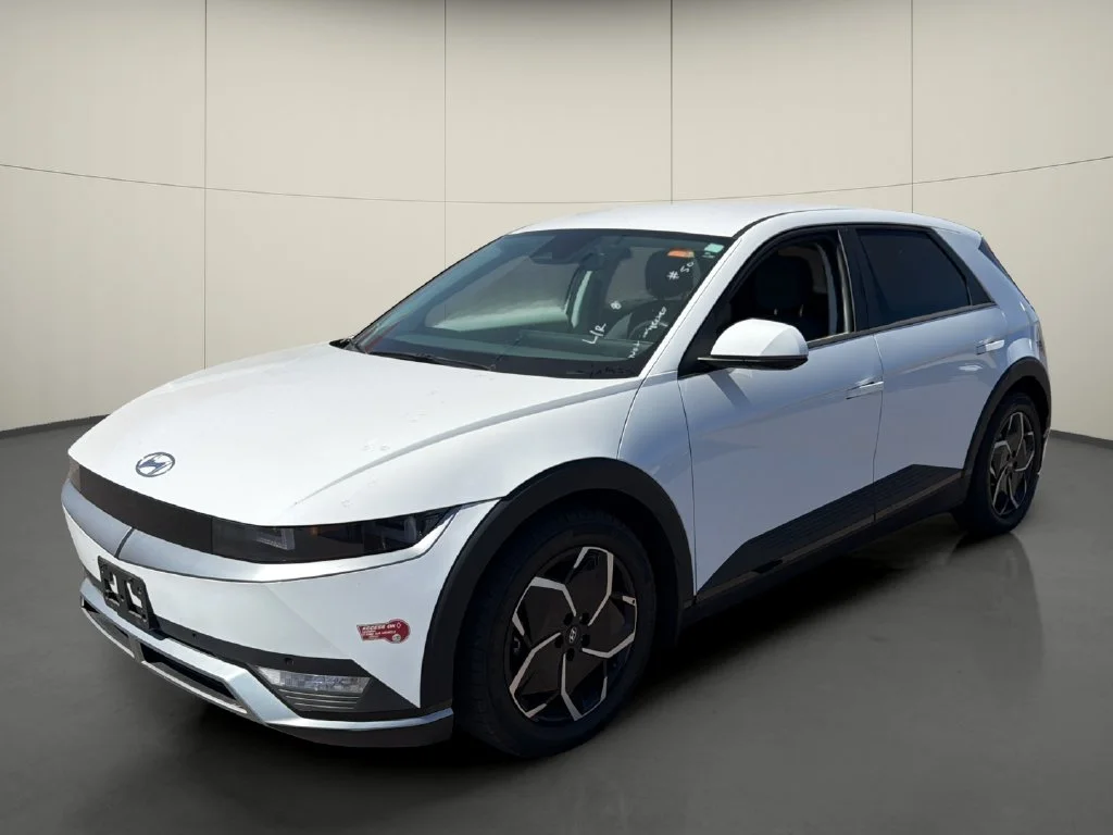 Used 2024 White Hyundai SEL image 3