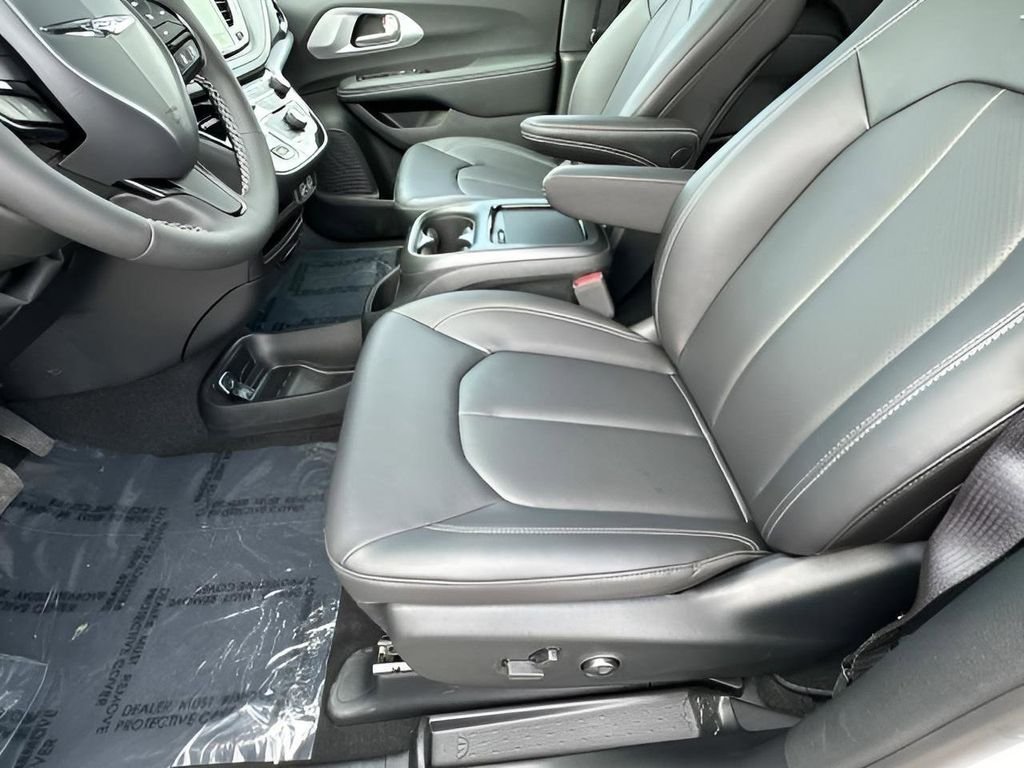 New 2024 Bright White Clear-Coat Exterior Paint Chrysler Touring L image 23