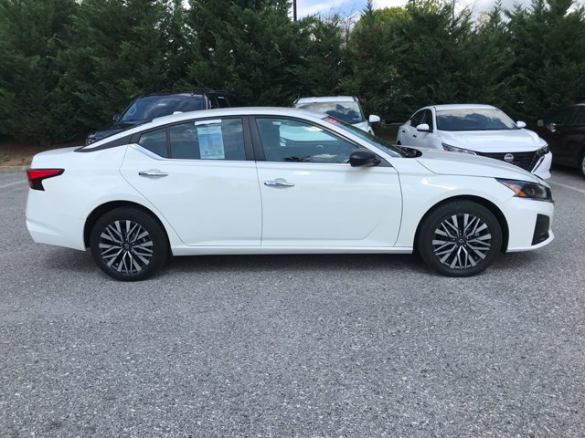 Used 2025 Glacier White Nissan SV image 7