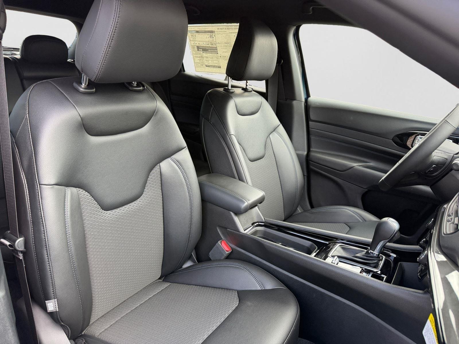 New 2026 Fathom Blue Pearl-Coat Exterior Paint Jeep Latitude Altitude image 17