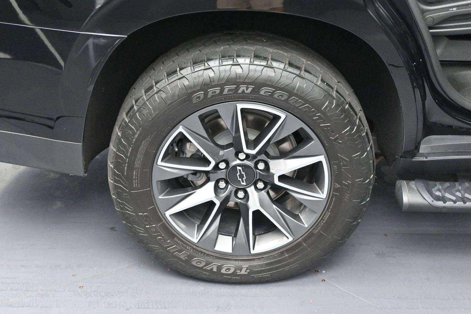 Used 2023 Black Chevrolet Z71 image 37