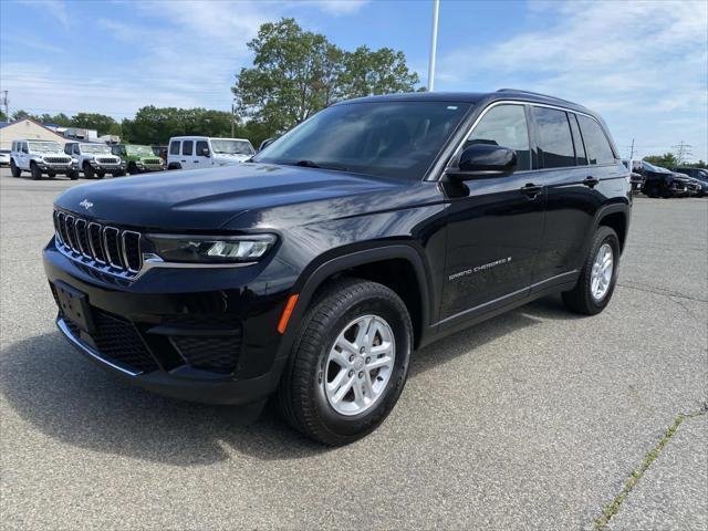 Used 2023 Diamond Black Crystal Pearlcoat Jeep Laredo image 9