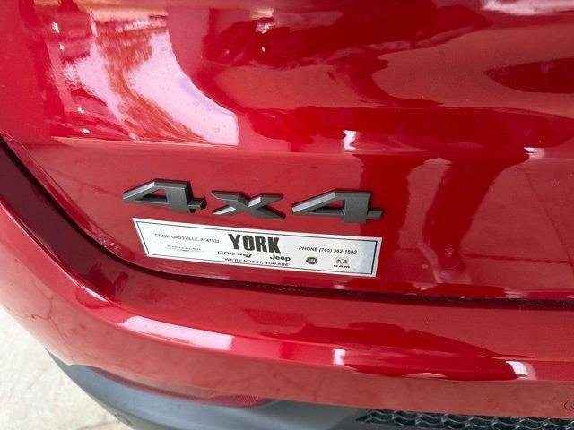 New 2026 Red Hot Pearl-Coat Exterior Paint Jeep Limited image 5