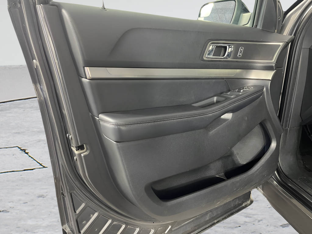 Used 2018 Magnetic Metallic Ford XLT image 9