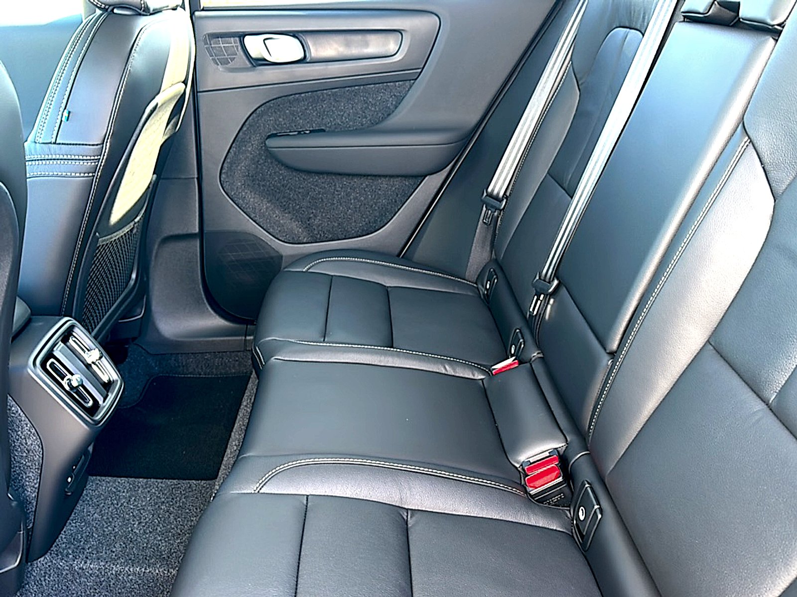 2026 Volvo XC40 Plus - Photo 15