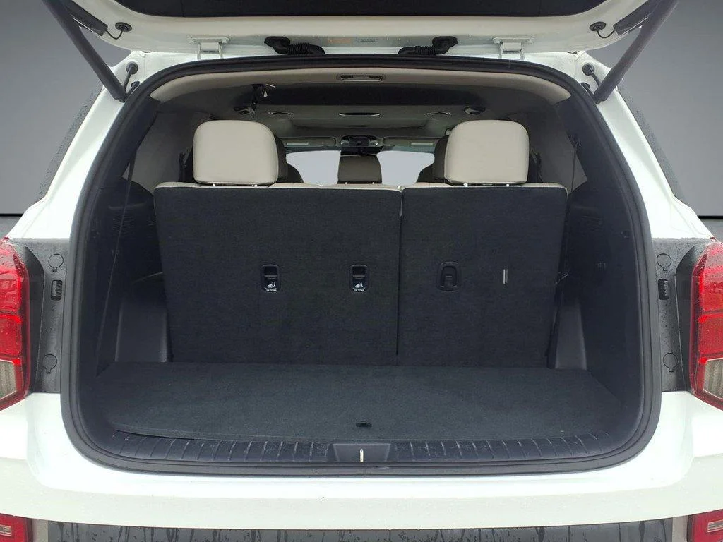 Used 2022 Hyper White Hyundai SEL image 12