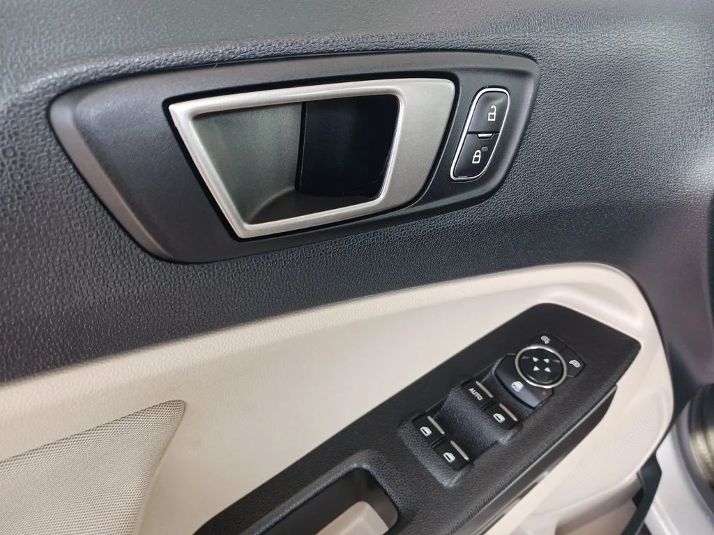 Used 2020 Silver Ford SE image 29