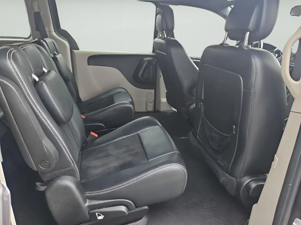 Used 2017 Granite Pearlcoat Dodge SXT image 11