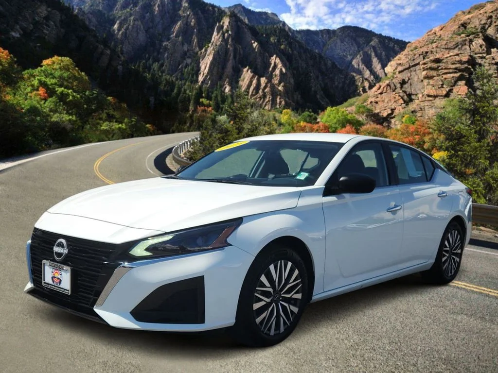 Used 2025 White Nissan 2.5 SV image 5
