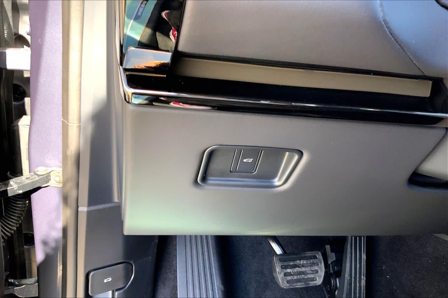 New 2026 Varesine Blue Metallic Land Rover SE image 17