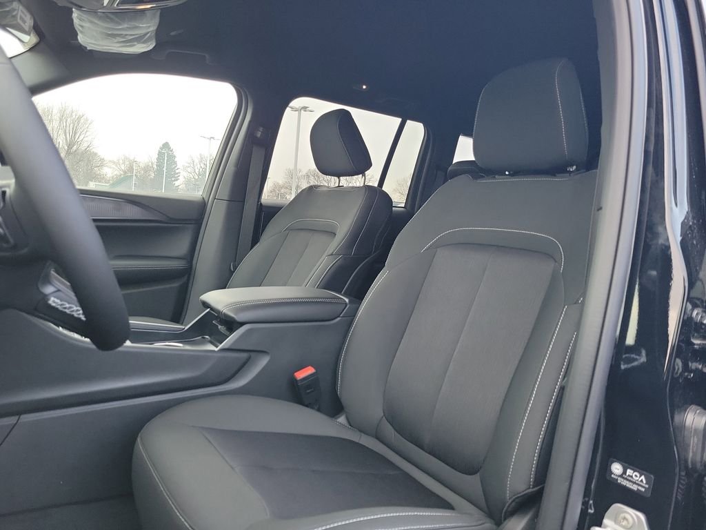 New 2026 Diamond Black Crystal Pearlcoat Jeep Laredo image 20