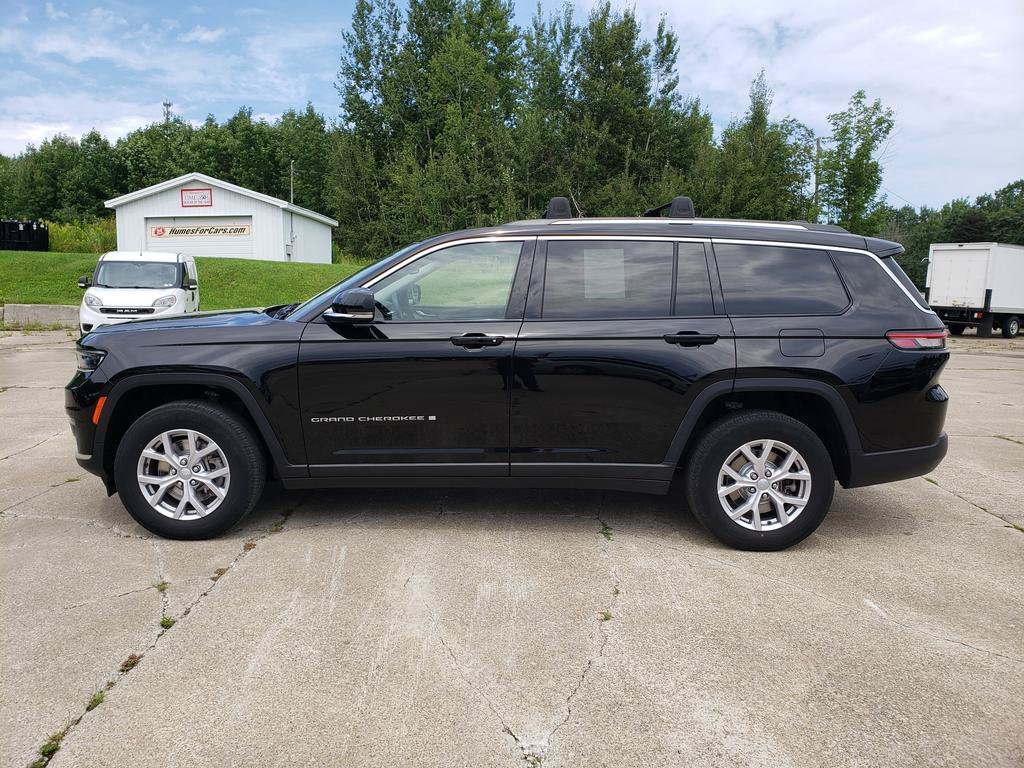 Used 2022 Diamond Black Crystal Pearlcoat Jeep Limited image 6