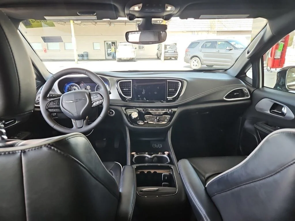 Used 2025 White Chrysler Limited image 12