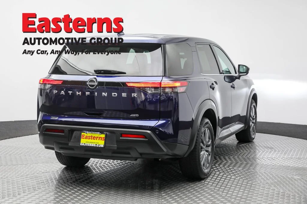 Used 2022 Blue Nissan S image 5
