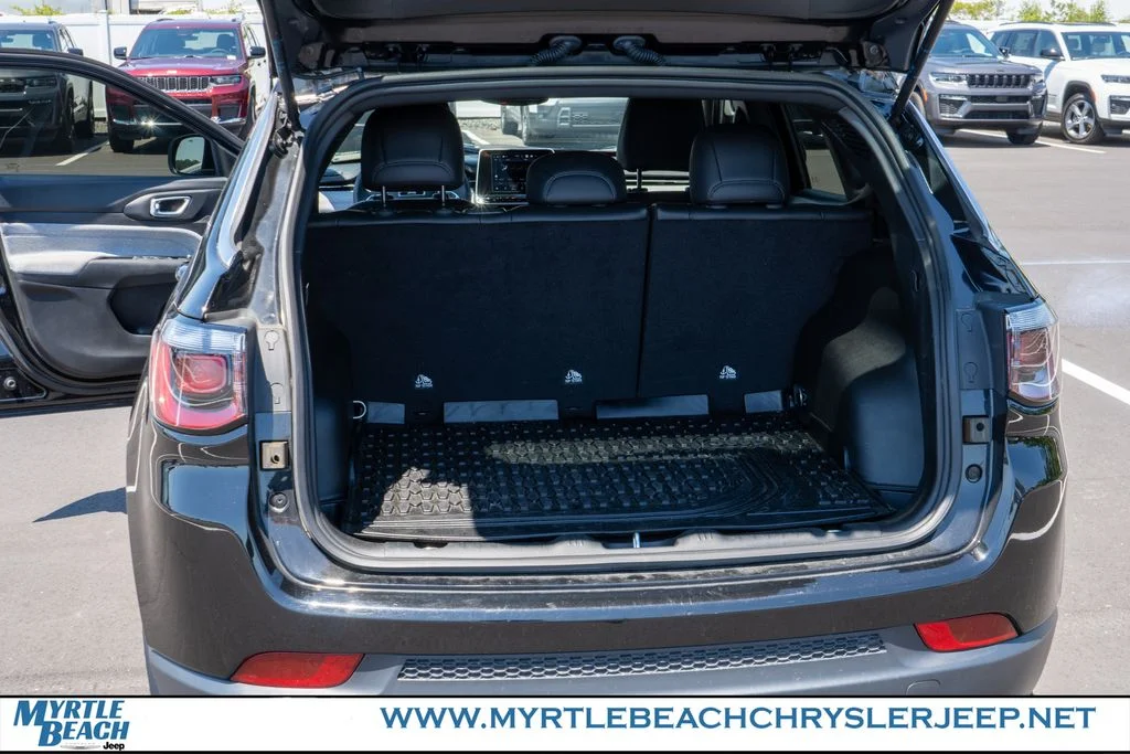 Used 2025 Diamond Black Crystal Pearlcoat Jeep Latitude image 30