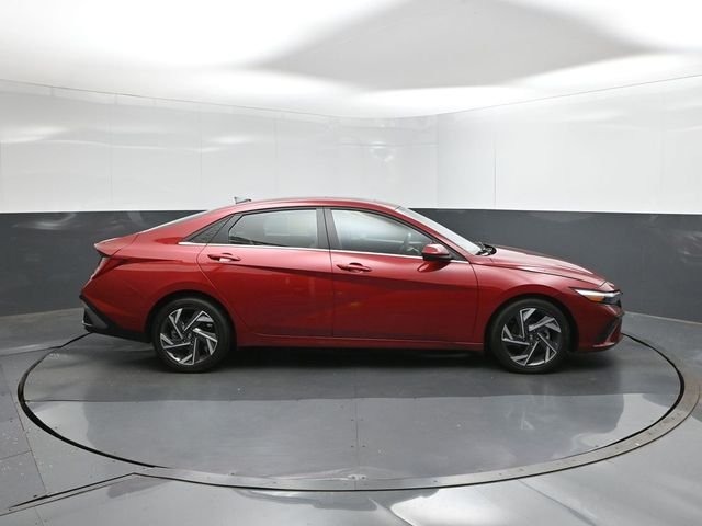 Used 2025 Red Hyundai SEL Convenience image 11