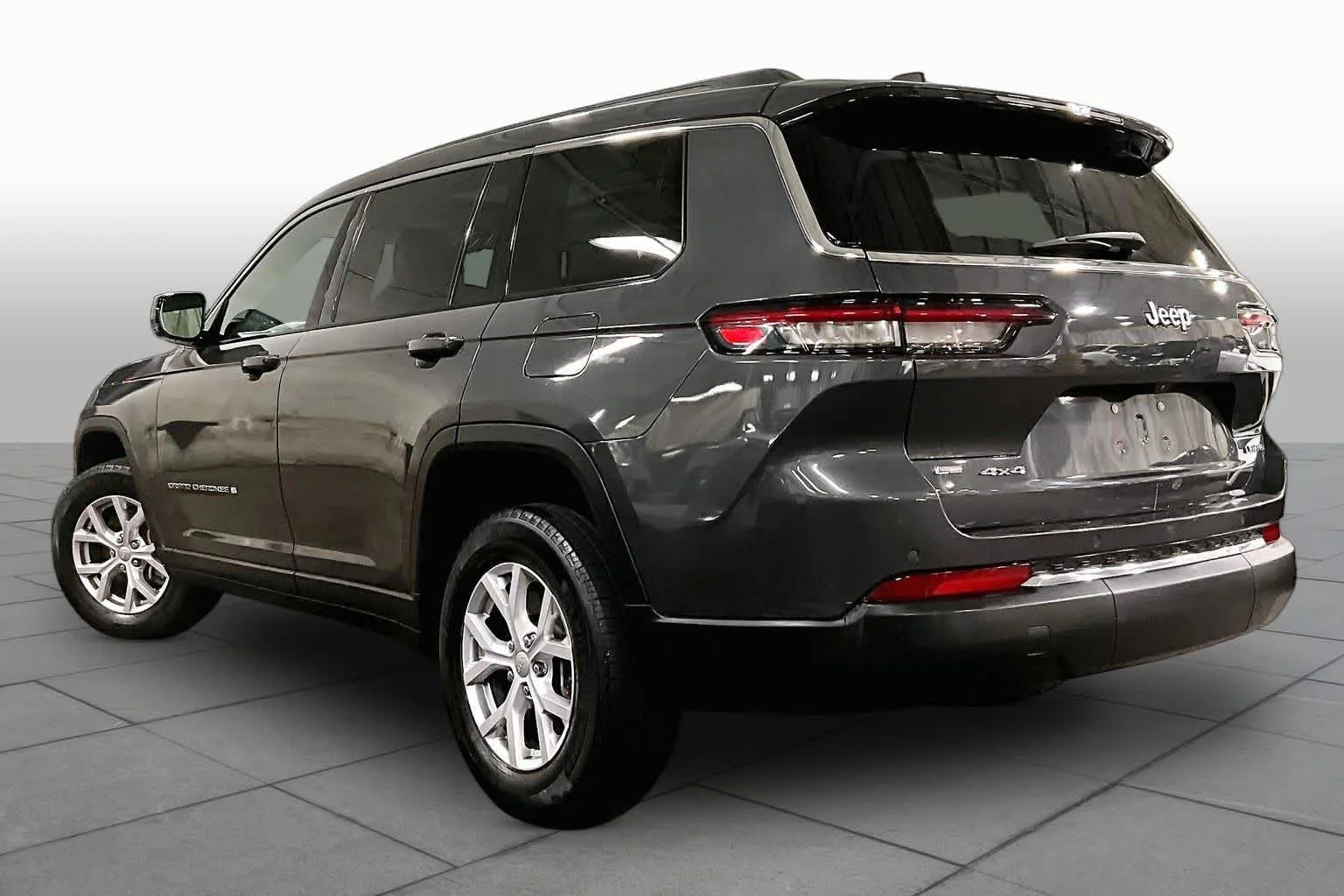 Used 2022 Baltic Gray Metallic Clearcoat Jeep Limited image 12