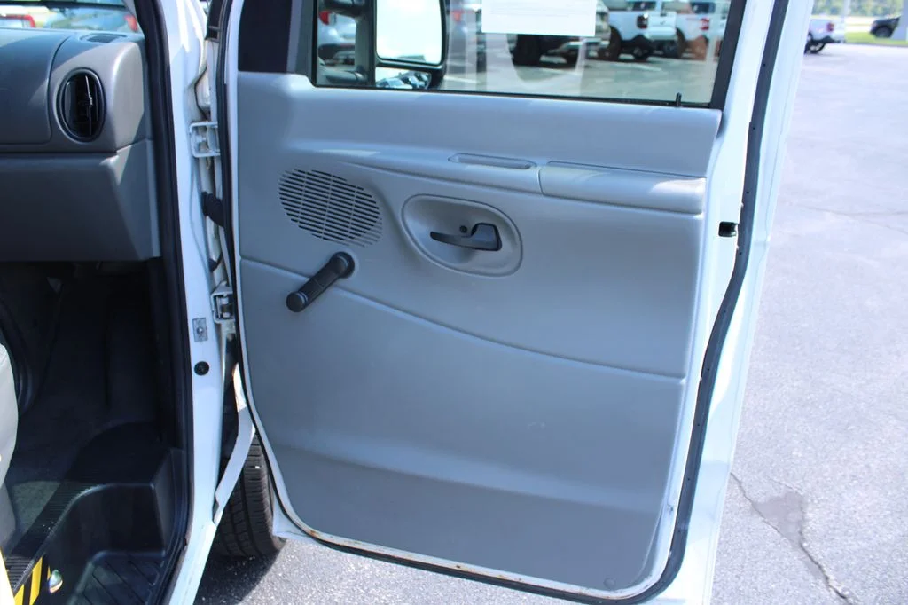 Used 2007 White Ford Commercial image 25