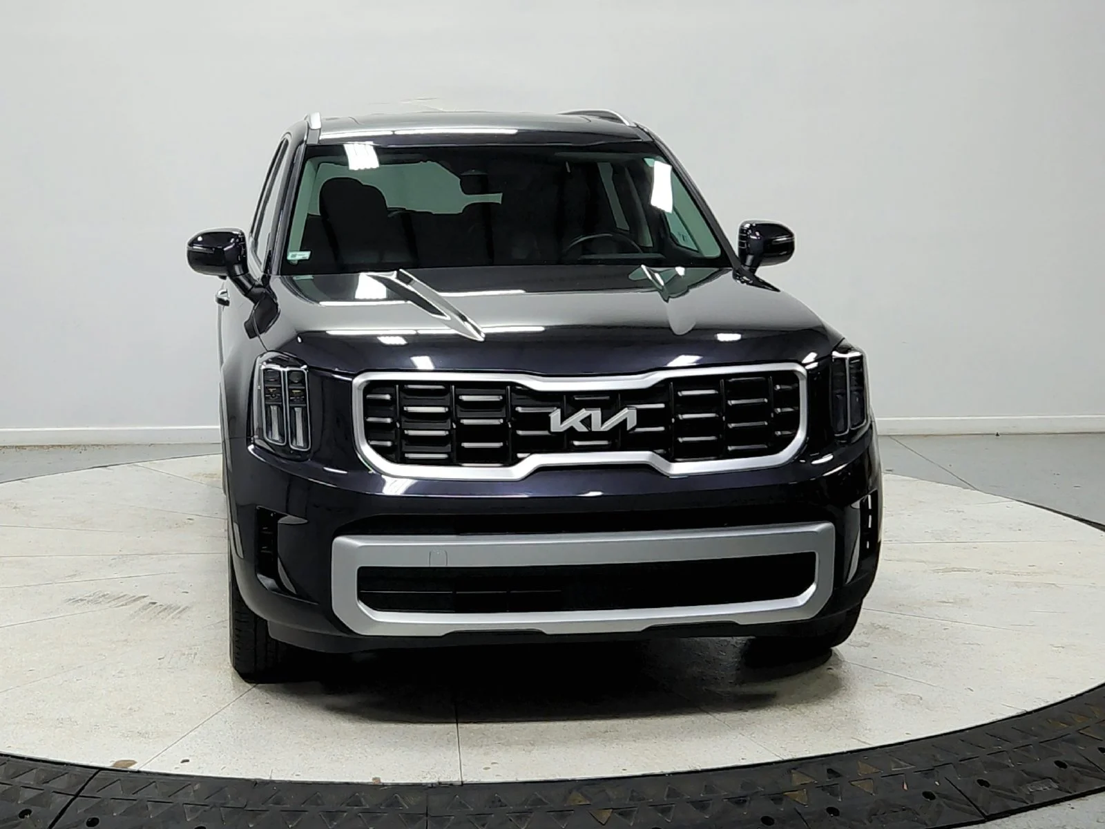 Used 2025  Kia S image 2