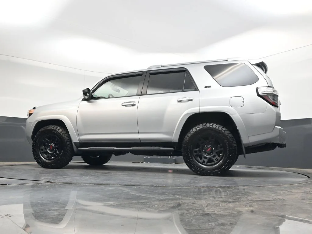 Used 2017 Classic Silver Metallic Toyota SR5 image 30