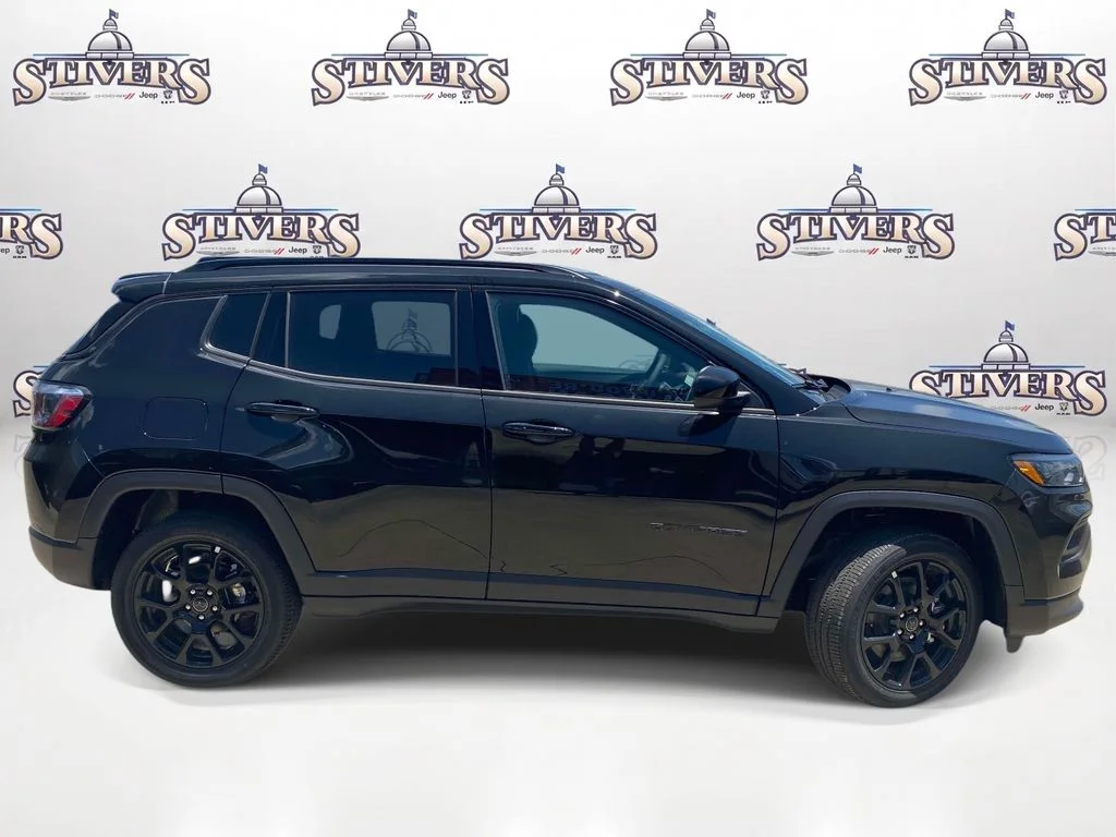 New 2026 Diamond Black Crystal Pearlcoat Jeep Latitude Altitude image 7