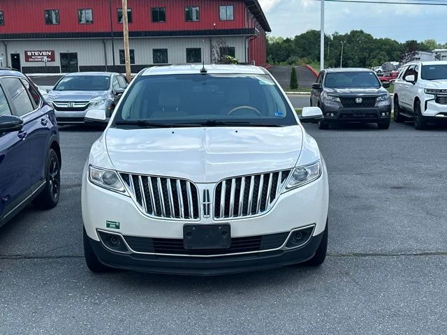 Used 2013 White Platinum Clearcoat Metallic Lincoln Base image 2