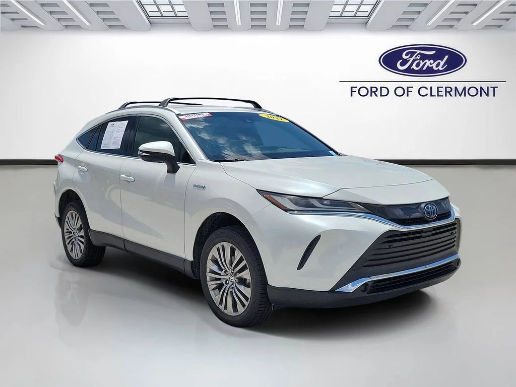 Used 2021 White Toyota XLE image 3