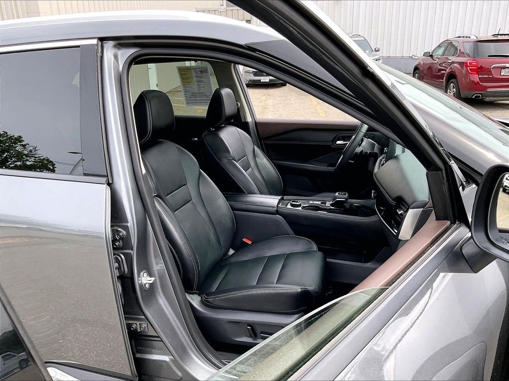 Used 2023 Gray Nissan SL image 11
