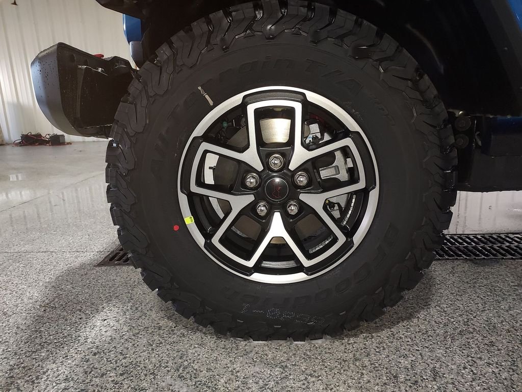 New 2026 Hydro Blue Pearl-Coat Exterior Paint Jeep Rubicon image 16