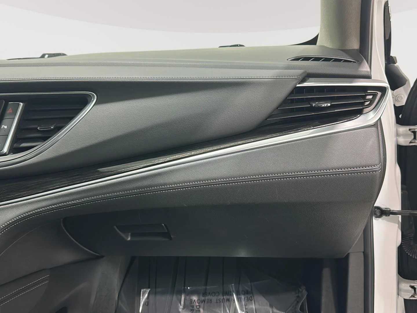 Used 2020 WHITE FROST TRICOAT Buick Avenir image 24