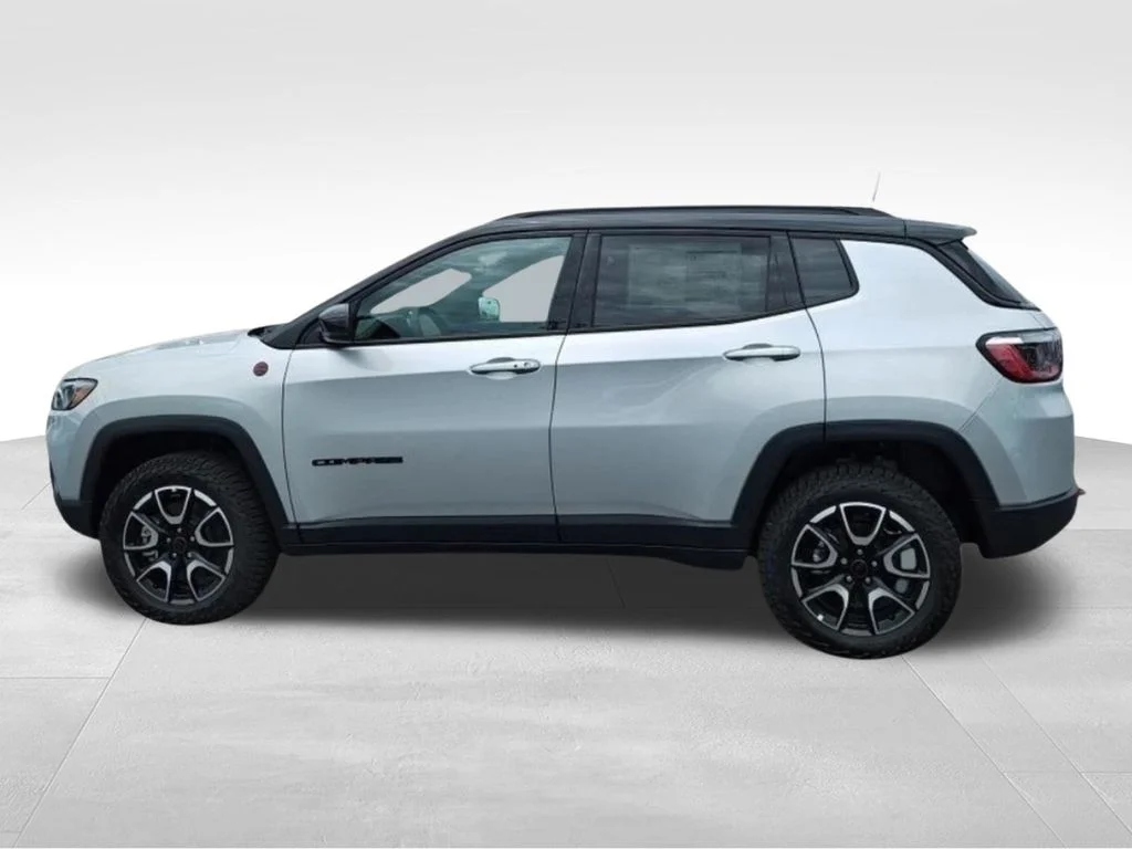 New 2026 Silver Zynith Metallic Clear-Coat Exterior Paint Jeep Trailhawk image 2