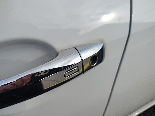 Used 2025 White Nissan 2.5 SV image 9