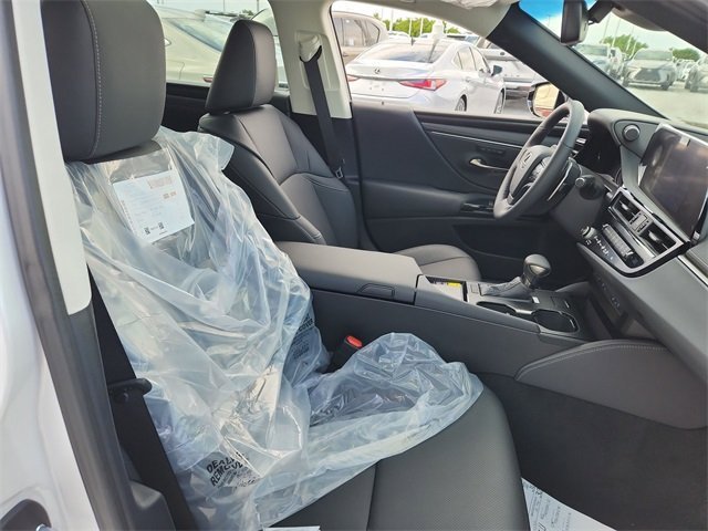 2025 Lexus ES 350 - Photo 25