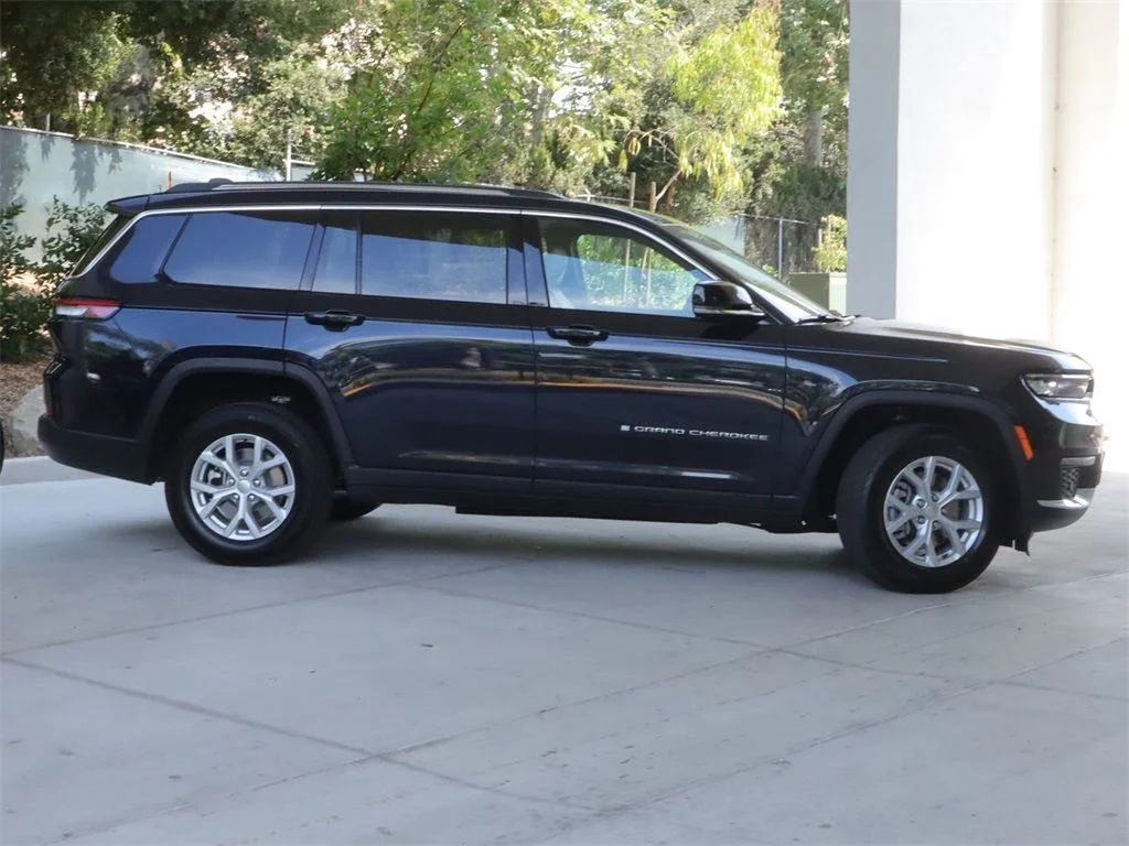 New 2023 Midnight Sky Exterior Paint Jeep Limited image 4