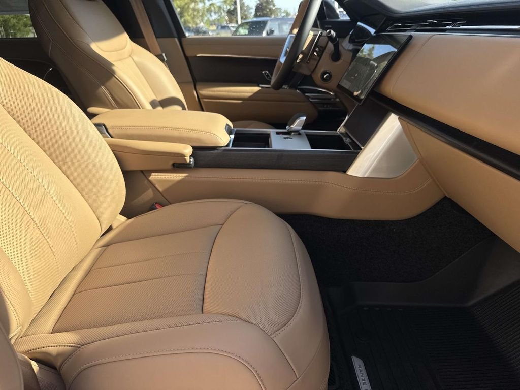 New 2026 Santorini Black Land Rover SE image 7