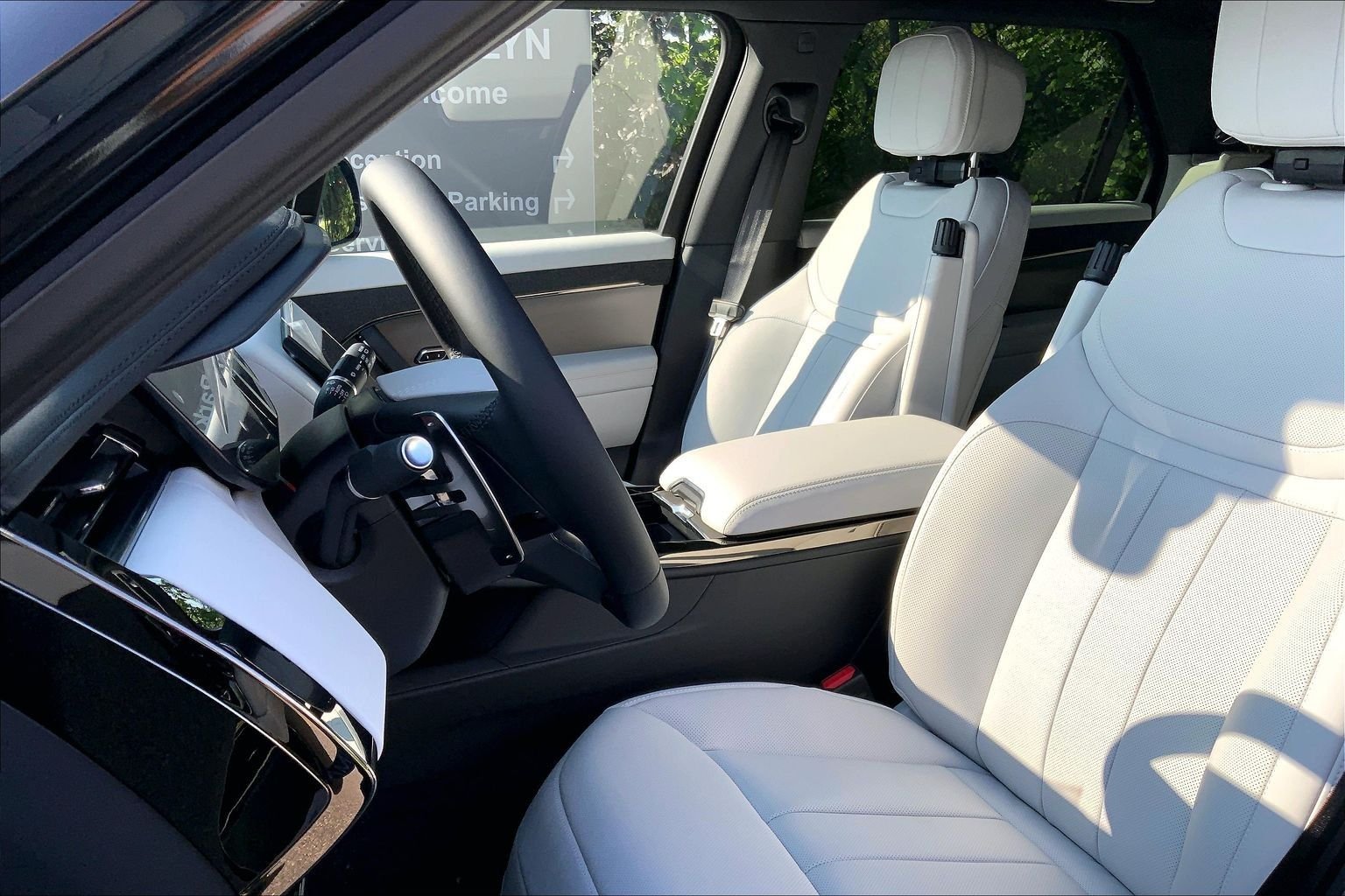 New 2026 Santorini Black Land Rover SE image 9