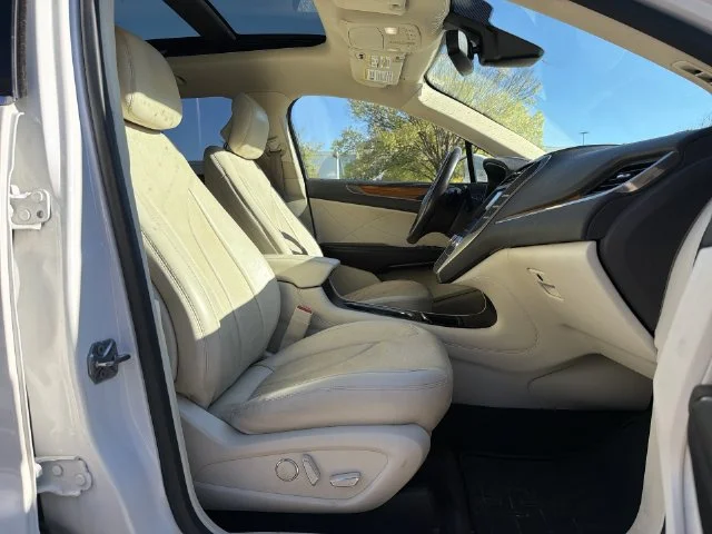 Used 2016 White Lincoln Reserve image 25