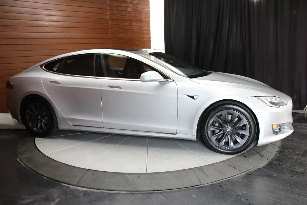 Used 2018 Obsidian Black Metallic Tesla  image 20