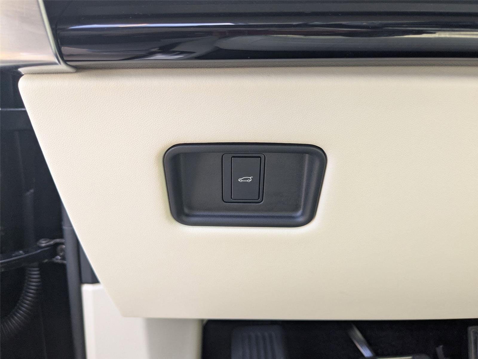 Used 2025 Santorini Black Metallic [Black] LAND ROVER AUTOBIO image 14