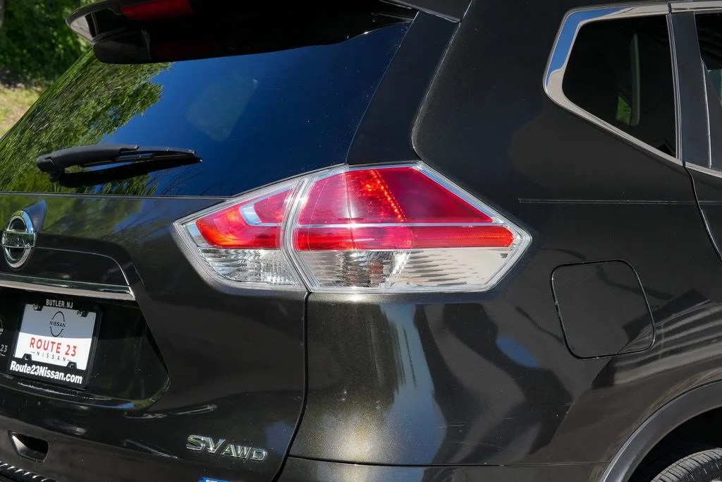 Used 2014 Black Nissan SV image 11