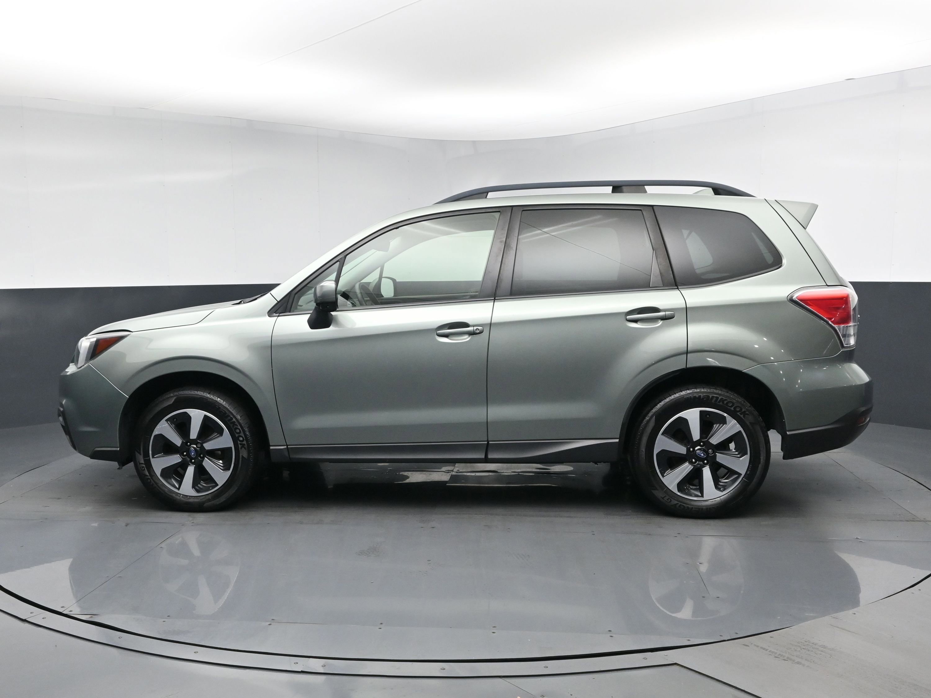 Used 2018 Jasmine Green Metallic Subaru Premium image 4