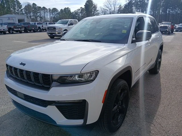 New 2026 Bright White Clear-Coat Exterior Paint Jeep Limited image 9